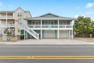 Image de \"1 Sand Dollar\" 4 Bedroom, 2 Bath, 2nd Row Home! Smoke Friendly