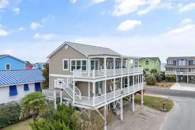 Image de \"Smooth Sailing\" 6 Bedroom, 3 Bathroom, Second Row