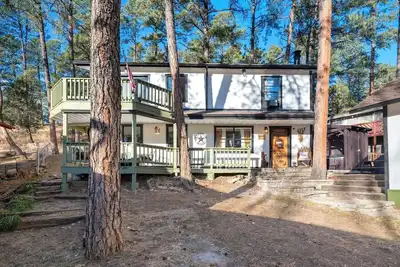 Image de Charming 4b/2. 5b home close to Midtown, hot tub and all the details! True gem!