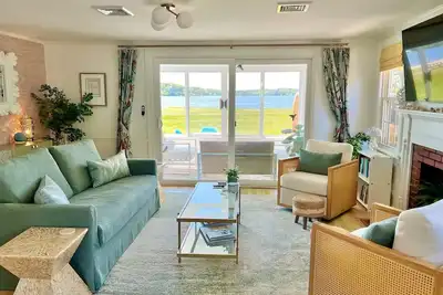 Image de Beachfront - Sauna - Screened Patio - 2 King Beds - Dogs Encouraged!