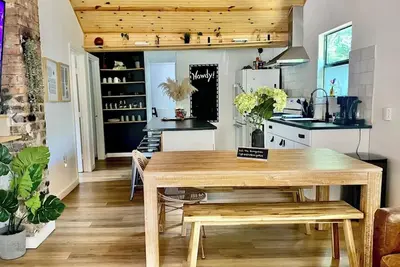 Image de Sweet Bungalow. Super Location. Walkability