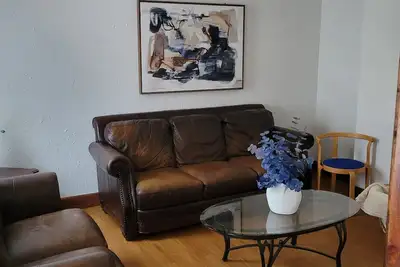 Image de Spacious 4-bedroom condo with Ac and WiFi in charming Enfield
