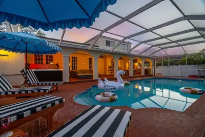 Image de 5 Bd Heated Pool Home <5 min to Beaches Sleeps 18