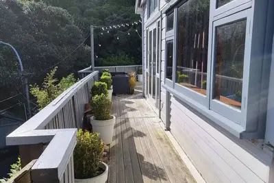 Image de City Bush Escape. Central location but very private.