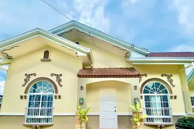 Image de Spacious 3-bedroom bungalow with Ac, WiFi and pool access in a fenced community.