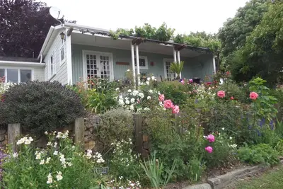 Image de Peaceful cottage in private garden setting.