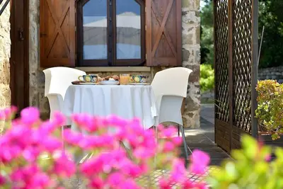 Image de Villa delle Pigne Grande: A characteristic and welcoming three-story ancient house made of stone, with Free Wi-Fi.