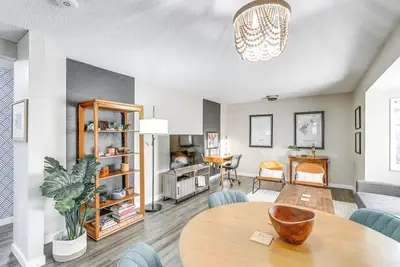 Image de Close to Downtown & Parks: Modern Anchorage Home