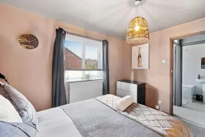 Image de Luxurious Modern House with Hot Tub and Free Parking