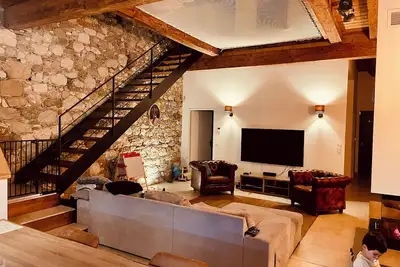 Image de Ferme rénovée située a la campagne, mitoyenne sans aucun vis a vis.