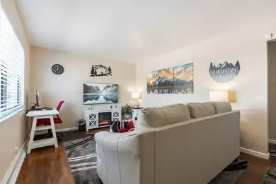 2 Bed Cozy Mountain Themed Oasis