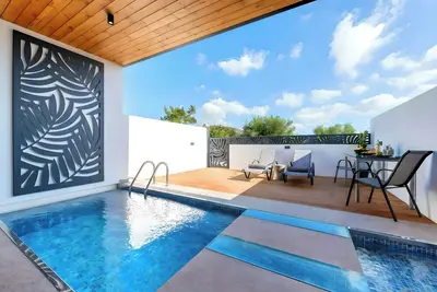 Canes Maxima Suite Private Pool