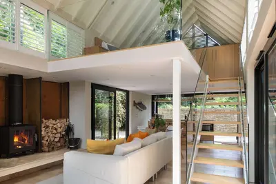 Image de Willow | Glass Lake Retreat with Hot Tub for Two