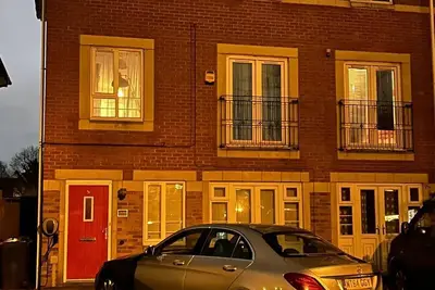 Image de Lush Leafy Townhouse by the Canal with Hot tub and Garden