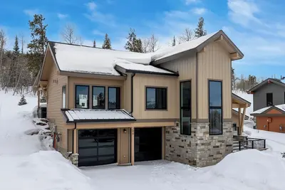 Image de Brand New Custom Home with Big Views, Private Hot tub, A/C!