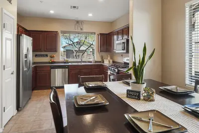 Image de 3bd - Seasonal Stays-Country Club - Peaceful & Private Yard