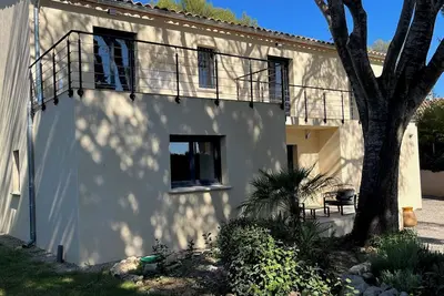 Image de Villa neuve avec jacuzzi au milieu de son écrin de verdure à 20 mn des plages