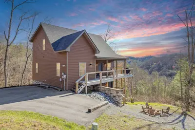 Image de Pet Friendly 4 Bedroom Cabin with Fire Pit, Mountain Views, Hot Tub, WiFi