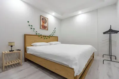 Image de Funky & Spacious: 2-Bedroom Colourful Escape Near Downtown!