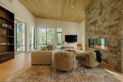 Image de Luxe Mountain Retreat by InvitedHome | Hot Tub, Patio, Lounge, Fireplace