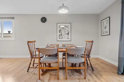 Image de Cozy and comfy two-unit home in the Calgary core