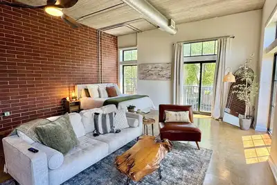 Image de Modern Flat in Historic 4th Ward- a few blocks to Boa Stadium!