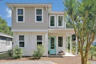 Image de Dog-friendly coastal home with fire-pit and close drive to the beach