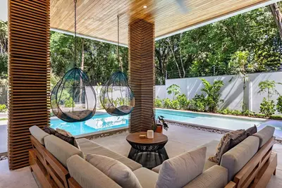 Image de Tropical Luxury with Saltwater Pool & Bocce walking distance to the beach