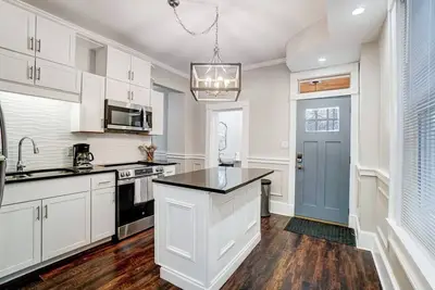 Image de Quiet & Spacious l 9 min to Downtown l Pet-Friendly