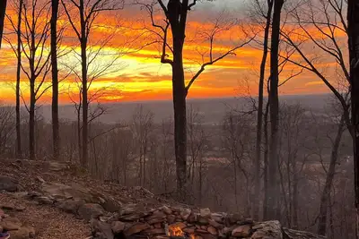Image de Bear Brow Cabin. Amazing view from brow to valley below.