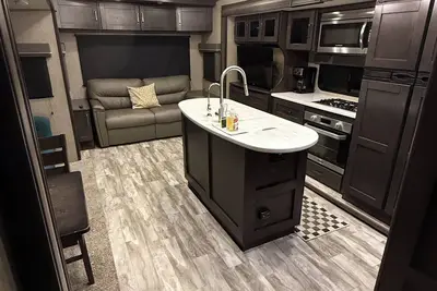 Image de Charming 2-bedroom Rv with Ac and WiFi with outdoor living area