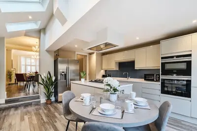 Image de Contemporary Townhouse Living by Lawsons with secure parking