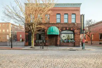 Image de Historic New Bedford Henry’s on William! 4 Bedroom