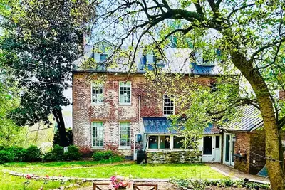 Image de Walk to Wineries from Historic Village Estate