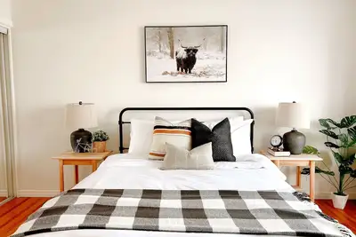 Image de Modern Traditional Home - Minutes from airport & downtown - Free Banff pass