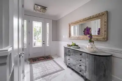 Image de Spacious New Home Fully Furnished - Ideal Location!