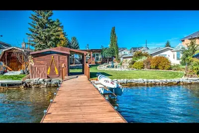 Image de Lakefront Cabin With Covered Deck, Hot Tub & More