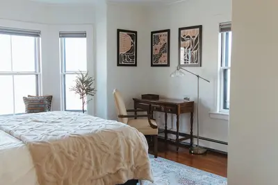 Image de Millside Maynard: Walkable Private 2br/Flex Office with WiFi, Parking, Backyard.