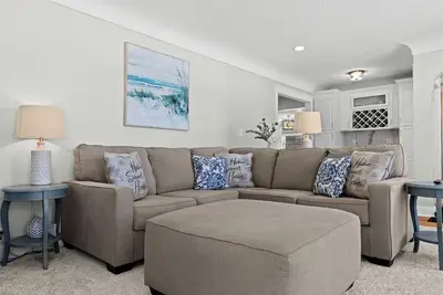 Image de Tan Lake Oasis: Modern Lakefront w/ Game Room, 2 min to Downtown Oxford