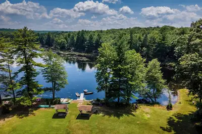 Image de 14-bedroom resort in tranquil Paupack. 1885 Farm & Guest House with Game Room!