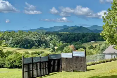 Image de Stylish Mountain View Getaway- Hot Tub, Game Room & 9 Miles to Biltmore