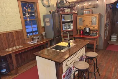 Image de Rustic Charm and acres of elbow room: Ghostown Blues Lodge Near Cypress Hills!