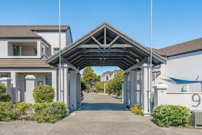 Image de A stones throw to lake and town