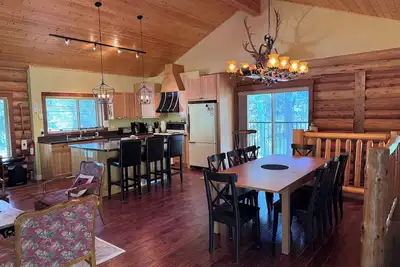Image de Experience the warmth of our gorgeous log home backing onto the first fairway.