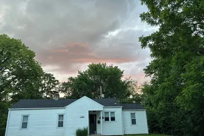 Image de \nPrivate, wooded, and convenient cottage just blocks from Somc