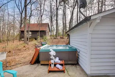 Image de 3 Mi to Marietta Square: Hot Tub Haven w/ 2 Patios