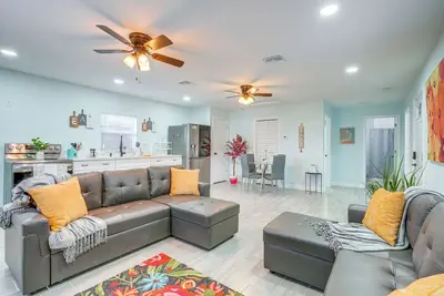 Image de 12 Mi to Dtwn Tampa: Vibrant Home w/ Outdoor Space