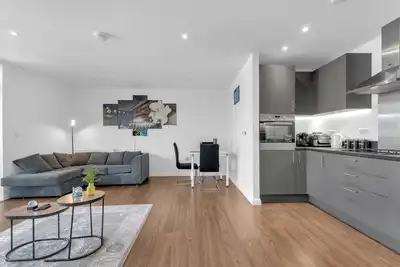 Image de Stylish 2-bedroom Apartment with City Views & Cosy vibe.