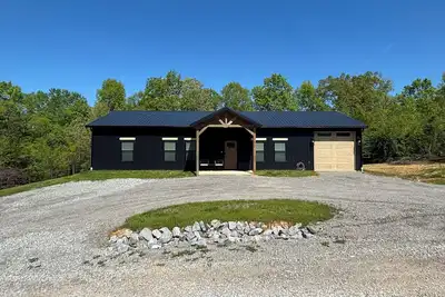 Image de Brand New 3 Br, 2 Ba Barndominium within 1/4 mile of neighborhood boat launch!