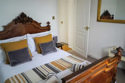 Courtyard, parking, strong WiFi. Nr Salcombe estuary, town, coast & beaches.